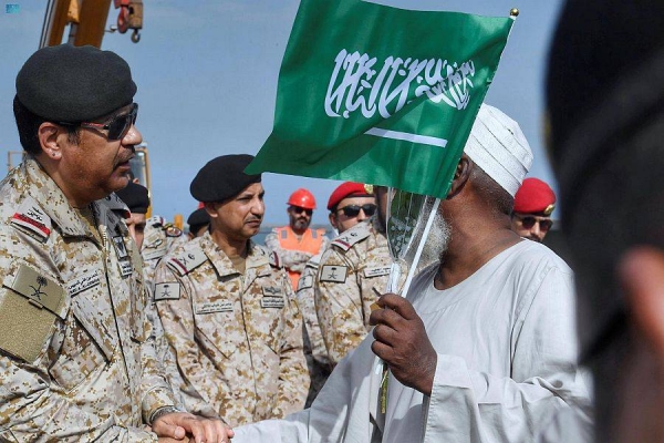 Security forces greet many foreign evacuees in their own languages