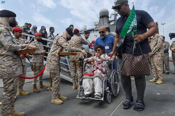 Saudi security men greet foreign evacuees in their own languages