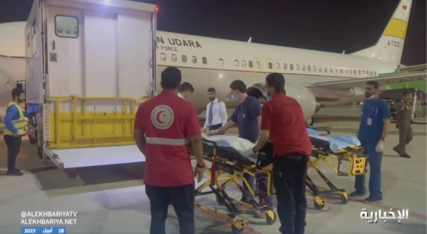 A Saudi medical team has treated 2 Indonesian evacuees in Jeddah upon their arrival through an Indonesian plane from Sudan.