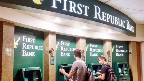 People at First Republic ATMs. — courtesy Getty Images