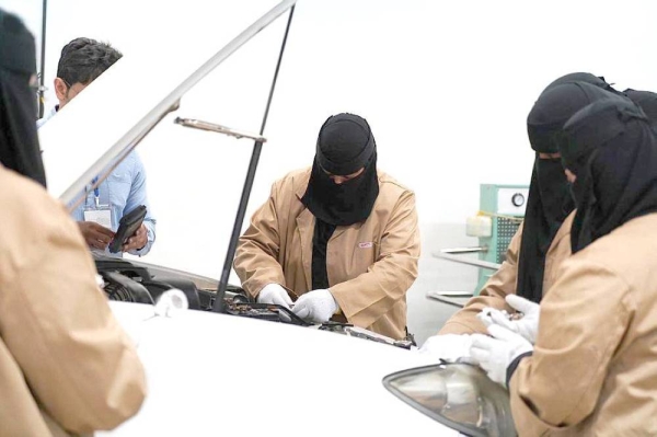 Saudi women participate in vehicle maintenance training program 