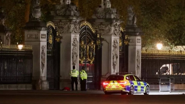 A police car stationed at Buckingham Palace