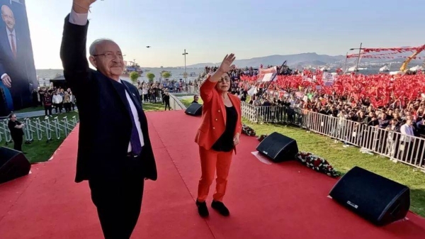 Kilicdaroglu is greeted by chanting supporters on the sea-front at Izmir