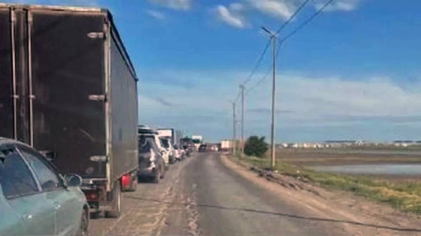 The Ukrainian mayor of Melitopol Ivan Fedorov posted these pictures on Saturday evening of the “mad” five-hour queues to leave the evacuated area. — courtesy Ivan Fedorov