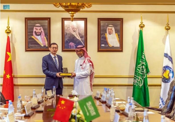 Eng. Abdullah Al-Shamrani, CEO of the Saudi Geological Survey, and Liu Jing, vice chairman of the China Atomic Energy Authority, during their meeting at SGS headquarters in Jeddah on Monday. 