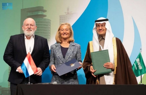 Energy Minister Prince Abdulaziz bin Salman and the Netherlands' Minister of Economic Affairs and Climate Policy Micky Adriaansens after signing the agreement in Rotterdam.