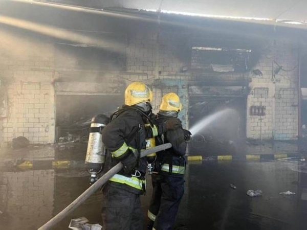 
The Civil Defense forces battling to put out a blaze that swept through Al-Sawarikh Market in south Jeddah on Sunday. 

