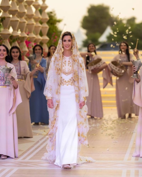 Queen Rania of Jordan hosted an elegant henna party for her future daughter-in-law Rajwa Al-Saif ahead of Rajwa’s marriage with her son and Jordanian Crown Prince Hussein bin Abdullah II. Rajwa is engaged to Prince Hussein, the eldest son of King Abdullah and Queen Rania last year, and their wedding will be held on June 1 in Amman. 
