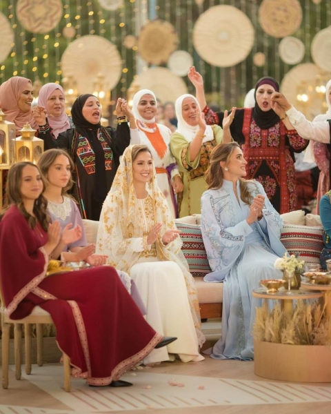 Queen Rania of Jordan hosted an elegant henna party for her future daughter-in-law Rajwa Al-Saif ahead of Rajwa’s marriage with her son and Jordanian Crown Prince Hussein bin Abdullah II. Rajwa is engaged to Prince Hussein, the eldest son of King Abdullah and Queen Rania last year, and their wedding will be held on June 1 in Amman. 
