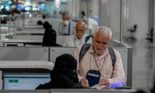 The Passports Office at Prince Mohammed Bin Abdulaziz International Airport in Madinah welcomed on Saturday Iranian pilgrims, running their entry procedures smoothly.