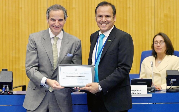 IAEA Director General Rafael Grossi hands over the certificate of merit to Jalawi Bin Nasser Al-Gahtani, Saudi Nuclear and Respiratory Control Authority in Vienna.