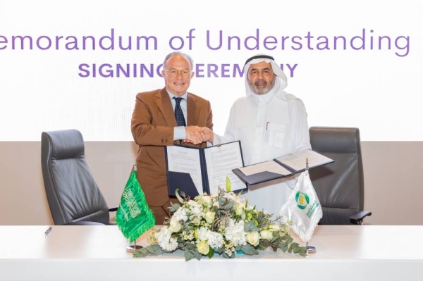 KAUST’s Vice President for Research Prof. Pierre Magistretti and General Director of Estidamah Prof. Dr. Abdul Rahman Al-Saghir sign the MoU to intensify existing collaboration.