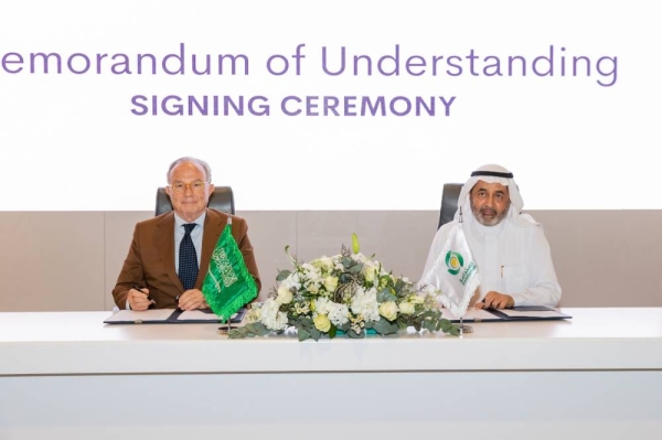 KAUST’s Vice President for Research Prof. Pierre Magistretti and General Director of Estidamah Prof. Dr. Abdul Rahman Al-Saghir sign the MoU to intensify existing collaboration.