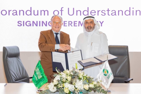 KAUST’s Vice President for Research Prof. Pierre Magistretti and General Director of Estidamah Prof. Dr. Abdul Rahman Al-Saghir sign the MoU to intensify existing collaboration.