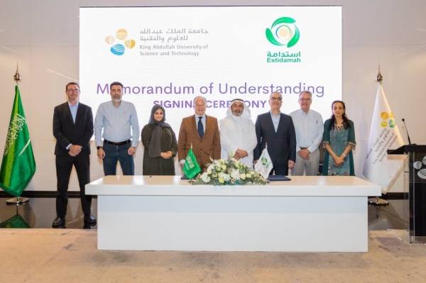 KAUST’s Vice President for Research Prof. Pierre Magistretti and General Director of Estidamah Prof. Dr. Abdul Rahman Al-Saghir sign the MoU to intensify existing collaboration.