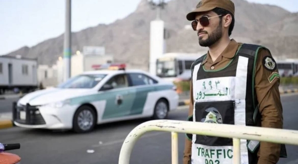 Security officers manning checkpoints will prevent unauthorized people and vehicles from entering Makkah starting Friday.