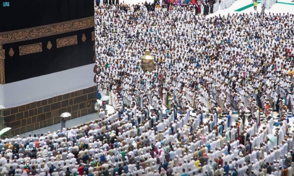 One million pilgrims and worshipers performed Friday prayers at the Grand Mosque. 