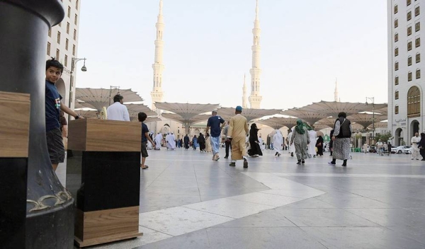 The Madinah Region Development Authority (MDA) has introduced smart devices that work automatically to diffuse fragrant aromas into the air on the sidewalks and pathways used frequently by pilgrims visiting the Prophet’s Mosque.