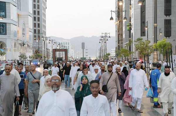 The Madinah Region Development Authority (MDA) has introduced smart devices that work automatically to diffuse fragrant aromas into the air on the sidewalks and pathways used frequently by pilgrims visiting the Prophet’s Mosque.
