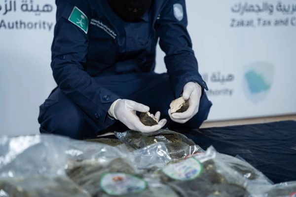 Saudi customs officers at the Haditha port have foiled two people in their attempt to smuggle 130,635 Captagon pills found hidden in one of the vehicles coming to the Kingdom.