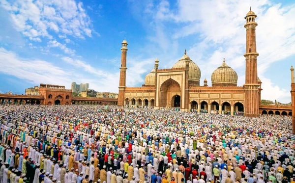 The Secretary General of the Muslim World League and Chairman of the Association of Muslim Scholars Sheikh Dr. Mohammad Bin Abdulkarim Al-Issa was warmly welcomed by the Indian Islamic diverse categories to be the first religious figure from outside India to ascend the Great Mosque’s pulpit in nearly 400 years in New Delhi, at the invitation of the mosque’s imam and preacher.