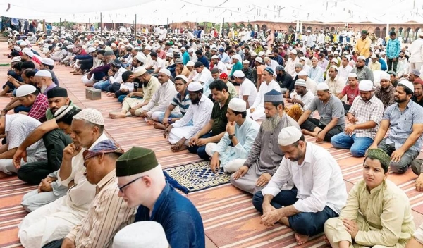 The Secretary General of the Muslim World League and Chairman of the Association of Muslim Scholars Sheikh Dr. Mohammad Bin Abdulkarim Al-Issa was warmly welcomed by the Indian Islamic diverse categories to be the first religious figure from outside India to ascend the Great Mosque’s pulpit in nearly 400 years in New Delhi, at the invitation of the mosque’s imam and preacher.