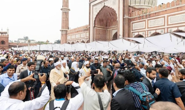 The Secretary General of the Muslim World League and Chairman of the Association of Muslim Scholars Sheikh Dr. Mohammad Bin Abdulkarim Al-Issa was warmly welcomed by the Indian Islamic diverse categories to be the first religious figure from outside India to ascend the Great Mosque’s pulpit in nearly 400 years in New Delhi, at the invitation of the mosque’s imam and preacher.