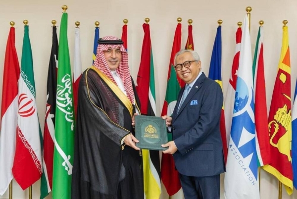 Saudi Ambassador to South Africa Sultan Al-Angari hands over document related to Saudi Arabia’s accession to IORA to Ambassador Salman Al-Farsi. 