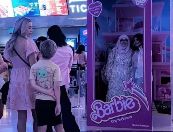 Cinemagoers queue to have their photos taken in Dubai. Barbie has grossed over $1bn globally since its debut last month