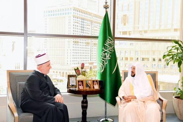 Minister of Islamic Affairs, Dawa, and Guidance, Dr. Abdullatif Bin Abdulaziz Al-Sheikh received the Grand Mufti of Bosnia and Herzegovina Sheikh Husein Kavazovic, and his accompanying delegation in Makkah on Saturday.