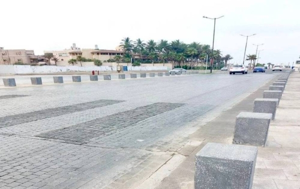 The Mayoralty Spokesman Muhammad Al-Baqmi said the irrigation networks on the central island of the Corniche Road were renovated, from Sari Street in the north to the Border Guard headquarters in the south, with a length of 1,800 meters.