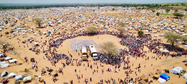 Food is distributed by WFP at Adre refugee camp in Chad. — courtesy WFP/Julian Civiero