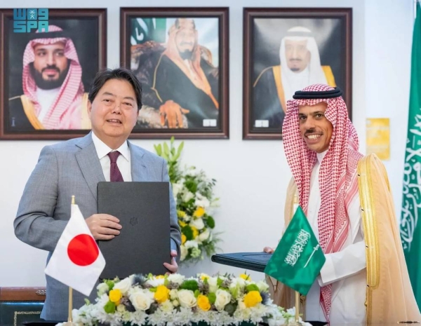 Prince Faisal bin Farhan and Yoshimasa Hayashi after signing the MOU.