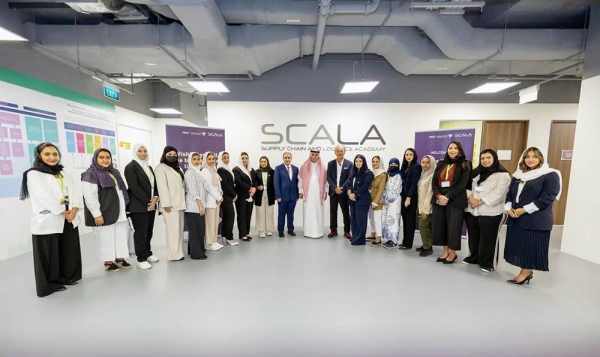 Minister of Commerce Dr. Majid Al-Qasabi, met on Wednesday in Singapore with female leaders participating in the Women Future Leaders Program for the Logistics Sector in the Republic of Singapore.