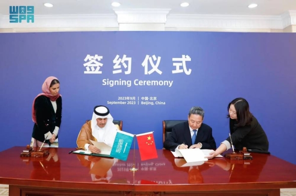 Minister of Transport and Logistics Saleh Al-Jasser and Chinese Minister of Transportation Li Xiaopeng sign the agreement.