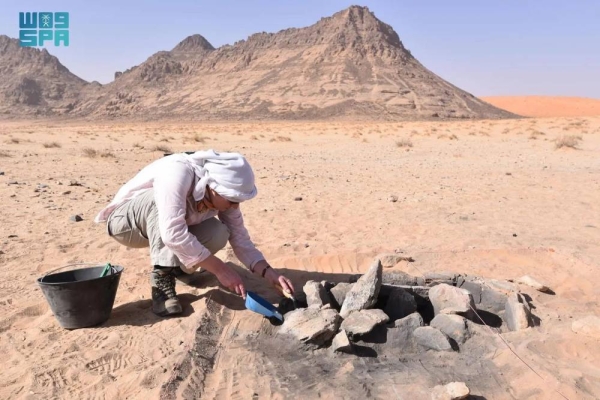 Jabal Irf is located in a lake basin within the Jubbah Oasis, north of Hail and south of the Nafud Desert.
