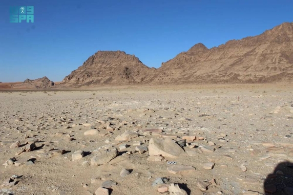 Jabal Irf is located in a lake basin within the Jubbah Oasis, north of Hail and south of the Nafud Desert.
