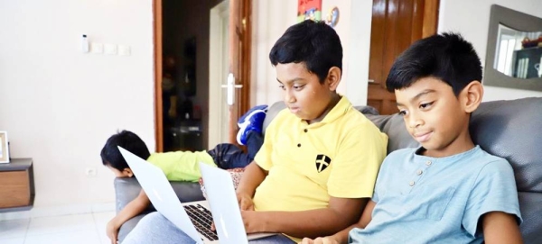 Children using computers. — courtesy UNICEF/ Diefaga