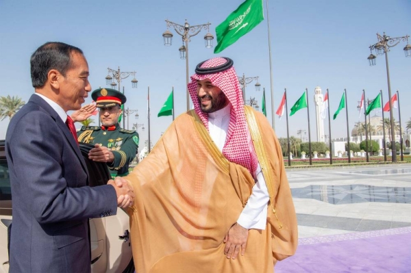 Crown Prince Mohammed bin Salman welcomes Joko Widodo.