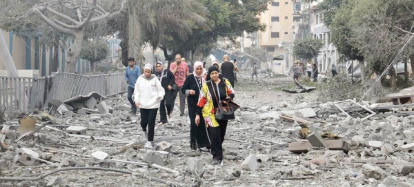 Families flee their shattered neighborhood, Tal Al-Hawa, to seek refuge in the southern Gaza Strip. — courtesy UNICEF/Eyad El Baba