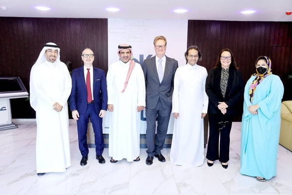 A high-level delegation from the Financial Times (FT), the British daily business newspaper, visited the Okaz and Saudi Gazette newspapers at the headquarters of Okaz Organization for Press and Publication in Jeddah on Sunday.