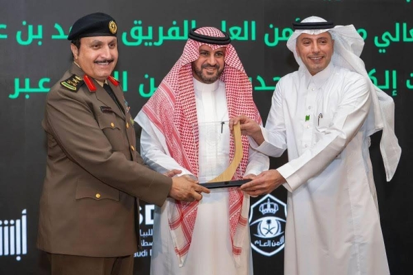 Lt. Gen. Mohammed Al-Bassami, director of Public Security, launching new Absher electronic services in a ceremony held in Riyadh on Monday.