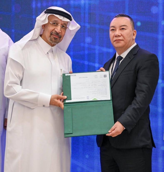 Minister of Investment Eng. Khalid Al-Falih presenting the investment license to Sun FengQuan, co-chairman and CEO of the Chinese company ASPACE, at the Future Investment Initiative in Riyadh.