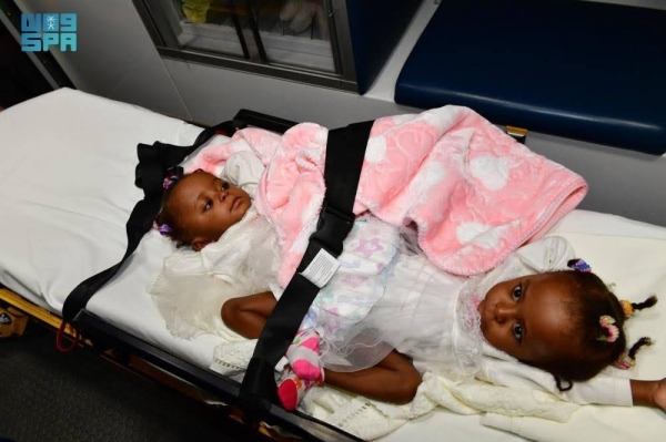 Accompanied by their parents, the twins were airlifted from Nigeria on board a medical evacuation plane of the Ministry of Defense