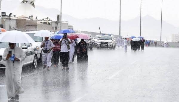 According to the NCM forecast, heavy rains, accompanied by high-speed winds, lack of horizontal visibility, hail, torrential flows and thunderclaps, are expected to hit Makkah city, Jeddah and five other governorates.