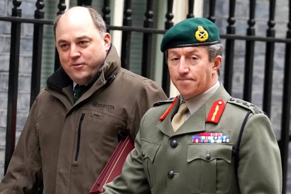 Gen Gwyn Jenkins, right, pictured with the former Defence Secretary Ben Wallace, received warnings about SAS raids