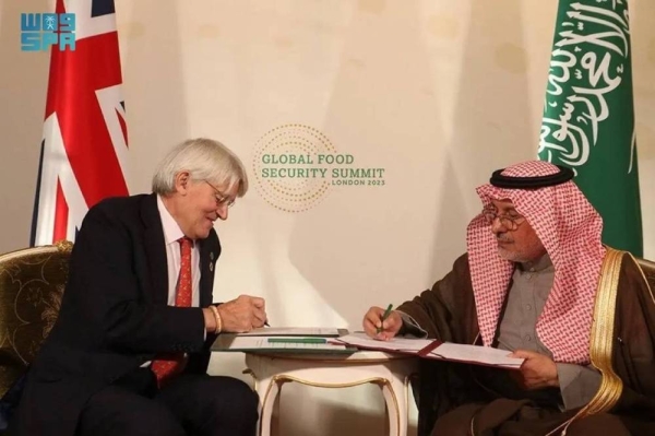 General Supervisor of KSrelief Dr. Abdullah Al-Rabeeah and British Minister of State for Development and African Affairs Andrew Mitchell sign a joint statement in a ceremony held in London on Tuesday.