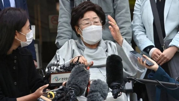 Lee Yong-soo leaves the Seoul Central District Court in Seoul on April 21, 2021