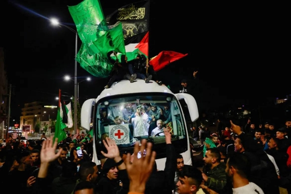 The freed Palestinian teenagers were welcomed in Ramallah by hundreds of well-wishers, some waving Palestinian flags, others carrying the flag of Hamas
