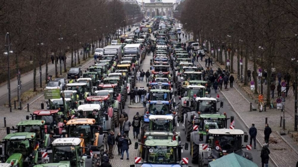 Angry German farmers drive their tractors to Berlin over diesel tax